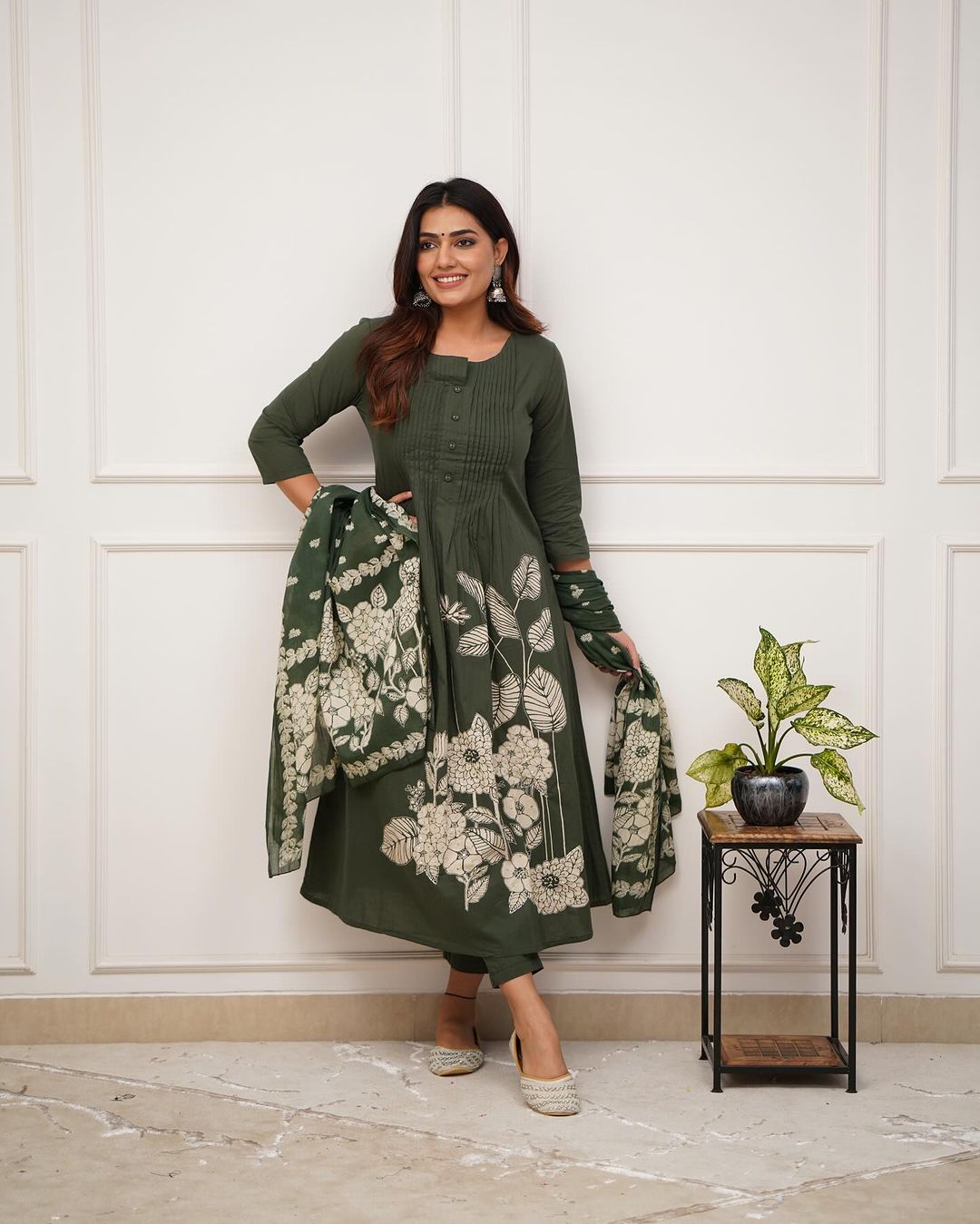 Women Ethnic Green Cotton Kurta Pant and Dupatta set