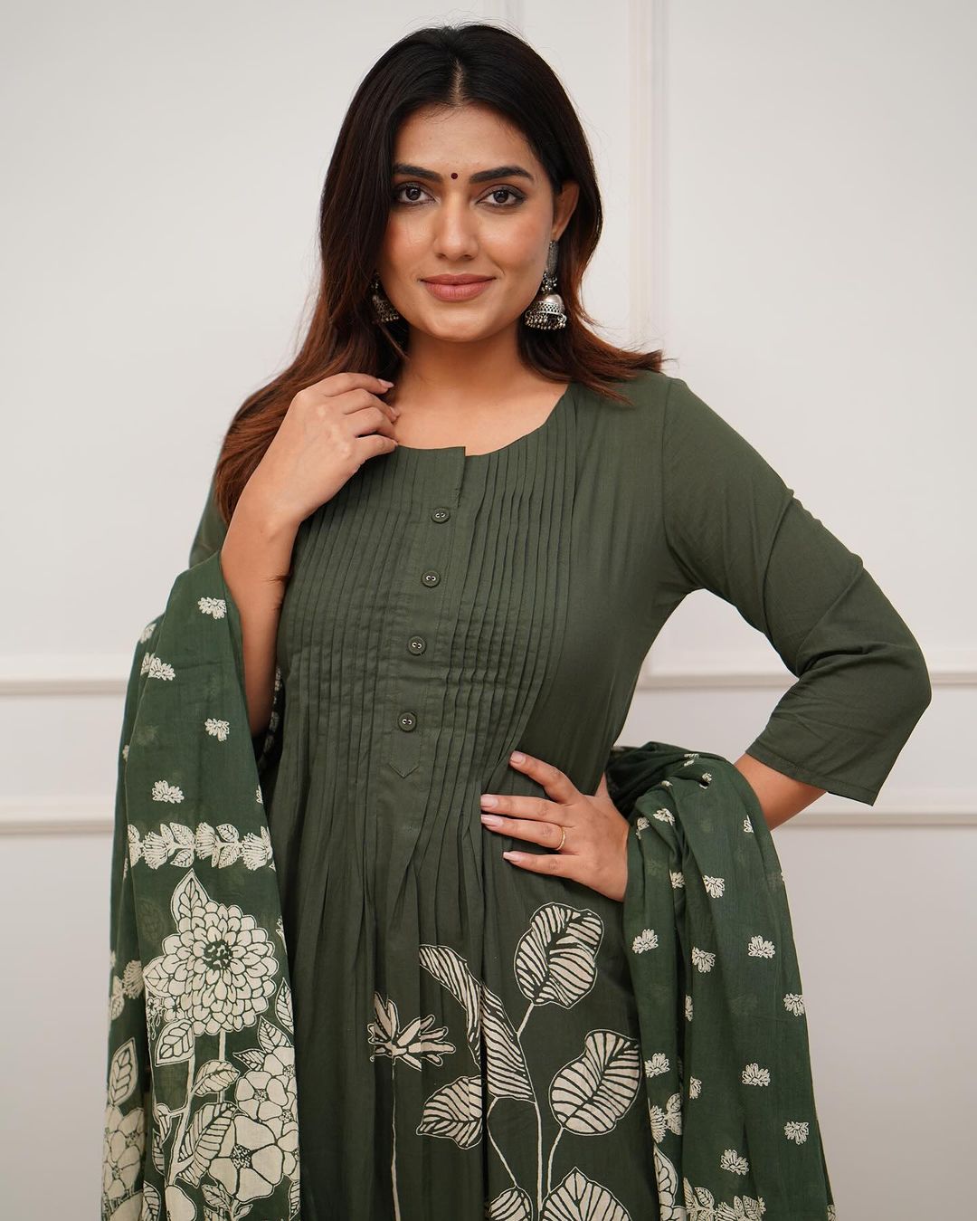 Women Ethnic Green Cotton Kurta Pant and Dupatta set