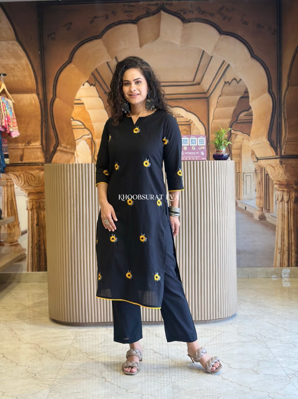 Women Black Cotton Sunflower Embroidery Kurta Pant set
